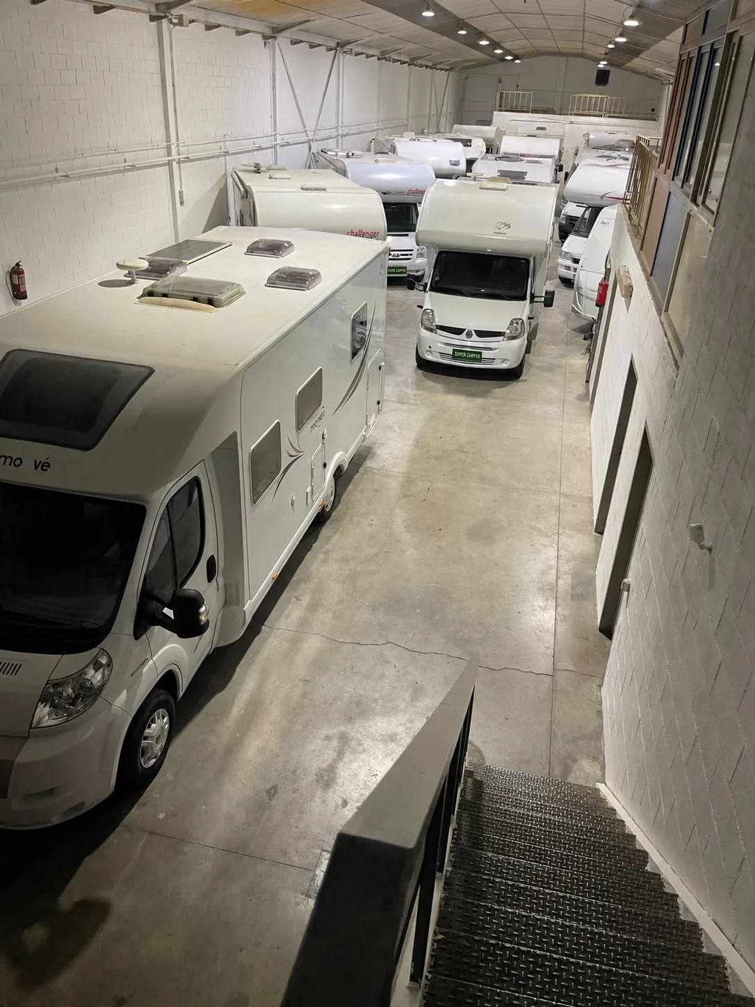 Nave cubierta de Super Camper para el parking de autocaravanas y caravanas