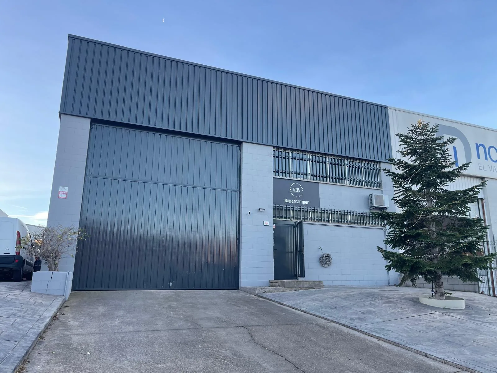 Fachada e instalaciones de Super Camper en Manresa